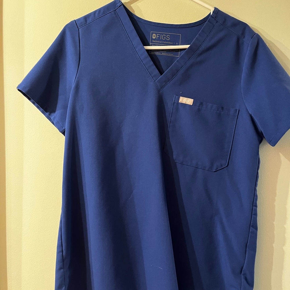 Figs one pocket top